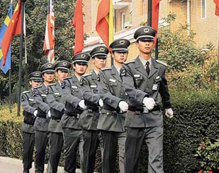 在小區(qū)門口發(fā)生搶劫事件時(shí)，物業(yè)保安是否負(fù)有相關(guān)責(zé)任